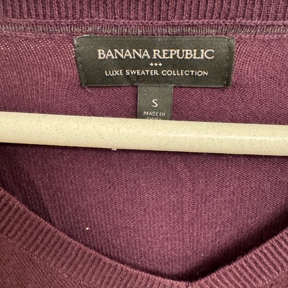 Men’s purple banana republic v neck sweater size S - Picture 2 of 2